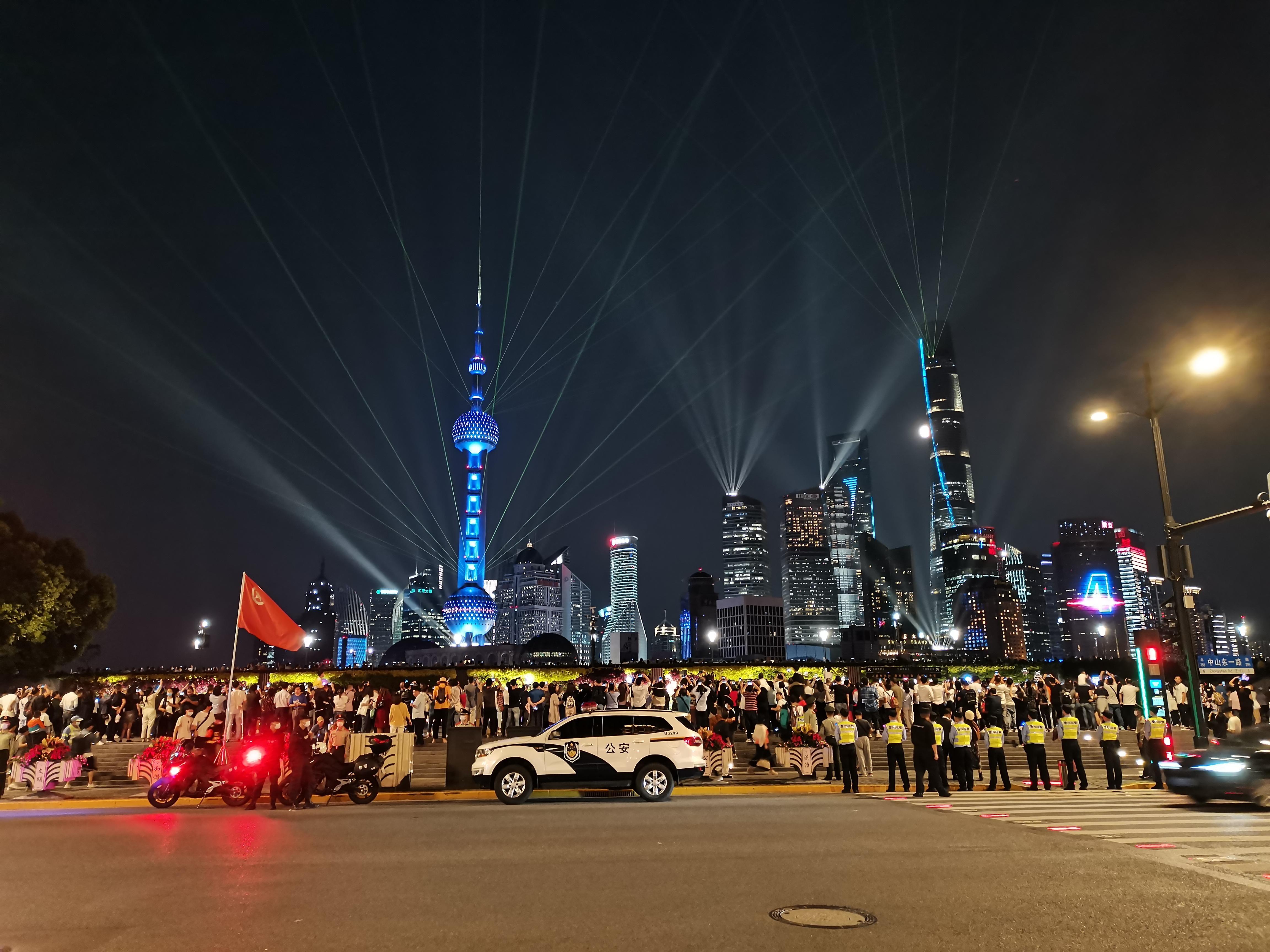 上海再现武警拉链式人墙,上海再现武警拉链式人墙:红绿灯是开关 安全 又高效