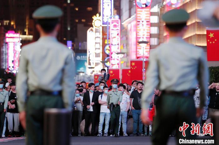 上海再现武警拉链式人墙,上海再现武警拉链式人墙:红绿灯是开关 安全 又高效