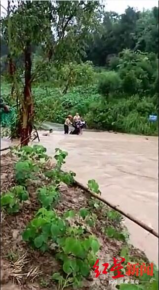 两人欲骑车强行过桥被洪水冲走是怎么回事，关于村民骑车走到一半桥被洪水冲塌的新消息。