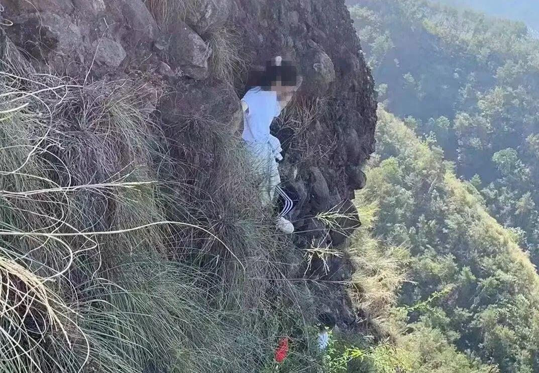 两女子爬山被困悬崖,两女子爬山被困悬崖里