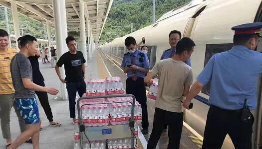 载735人列车被困郑州超40小时 K226次列车现场具体什么情况?