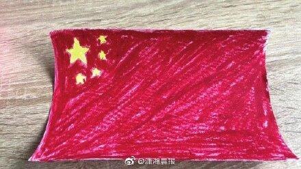 中国国旗在基辅脱销 在乌华人拿口红画五星红旗