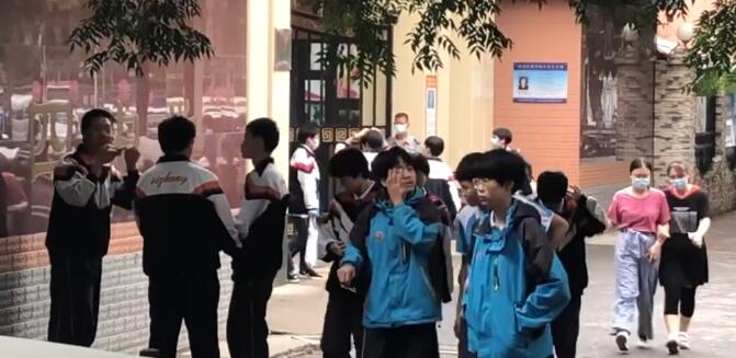 教育局回应中学要求女生统一发型，网友：反人性、教育倒退