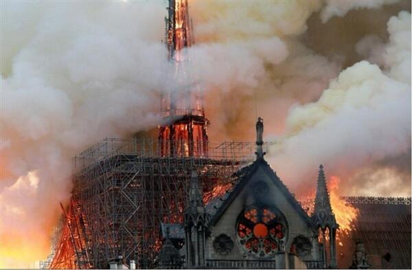 巴黎圣母院突然起火 木质结构遭焚毁塔尖倒塌 起火原因是什么？