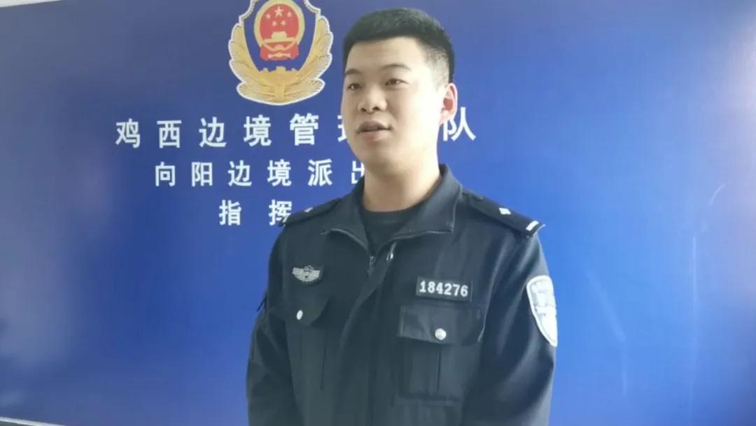 男子派出所交枪民警瞬间起立是怎么回事，关于男子向民警开枪被击毙的新消息。