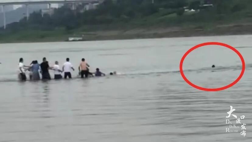 重庆遇难老师不是第1次救人 35岁小学体育老师跳入江中救出两名儿童