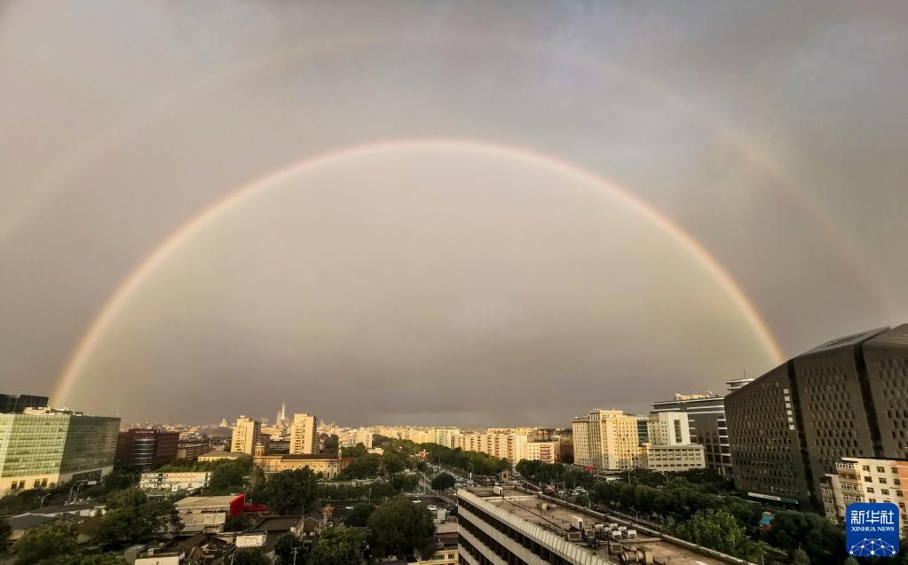 北京雨后现双彩虹是怎么回事，关于北京雨后现双彩虹扮靓天空的新消息。