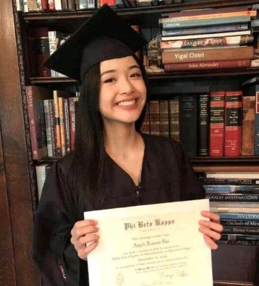 女孩大学毕业拉一箱荣誉证书给父母是怎么回事，关于大学毕业女儿获得荣誉证书的说说的新消息。
