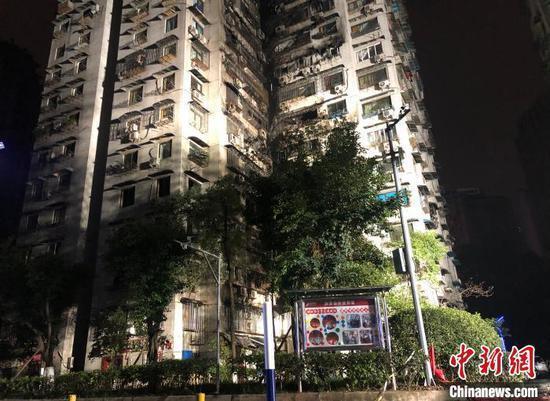 重庆一高楼起火大块碎片掉落,究竟是怎么一回事?