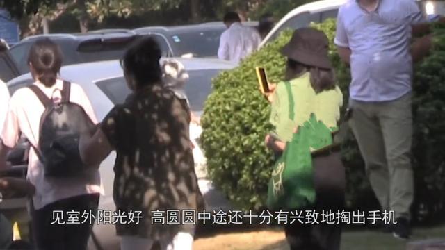 高圆圆探班赵又廷,女儿Rhea正脸首曝光，萌态乖巧