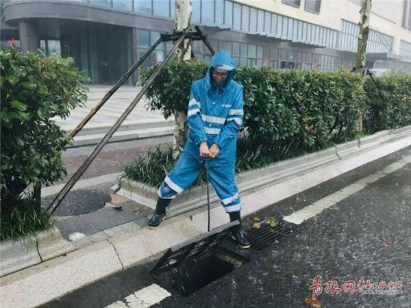 青岛即墨暴雨多路段积水车辆漂浮是怎么回事，关于青岛今天积水路段的新消息。