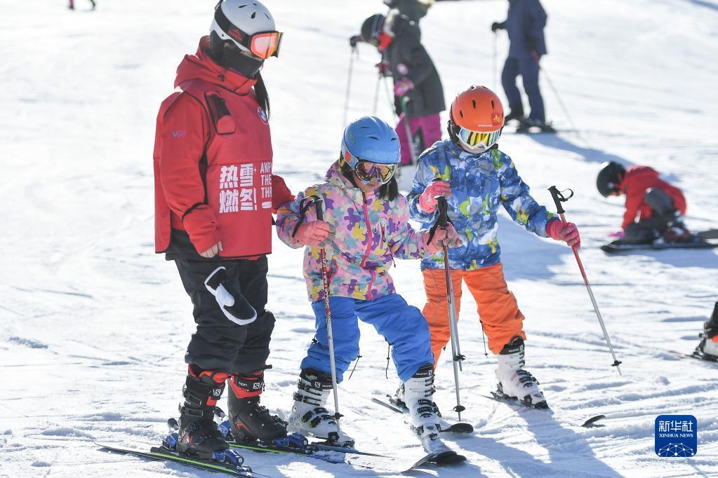 滑雪场8岁学员从缆车上坠落,究竟是怎么一回事?