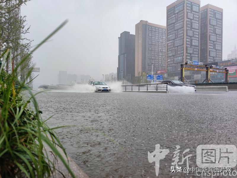 实拍郑州暴雨是怎么回事，关于实拍郑州暴雨:多地街道出现积水的新消息。