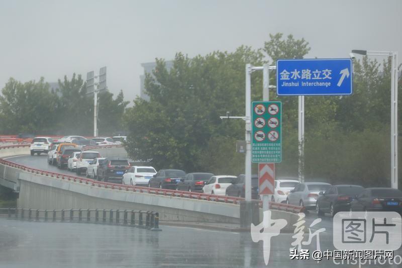 实拍郑州暴雨是怎么回事，关于实拍郑州暴雨:多地街道出现积水的新消息。