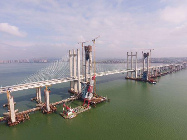 世界首座高铁跨海大桥主塔封顶，预计2022年通车运营