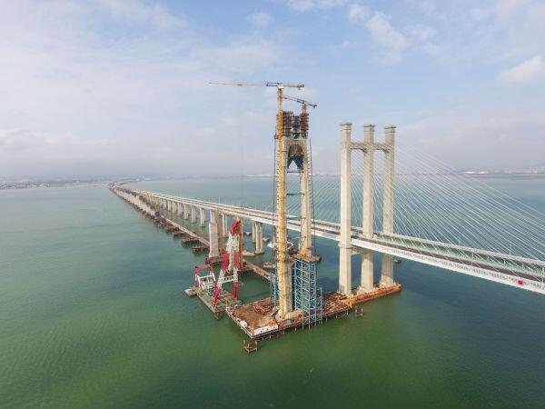 世界首座高铁跨海大桥主塔封顶，预计2022年通车运营