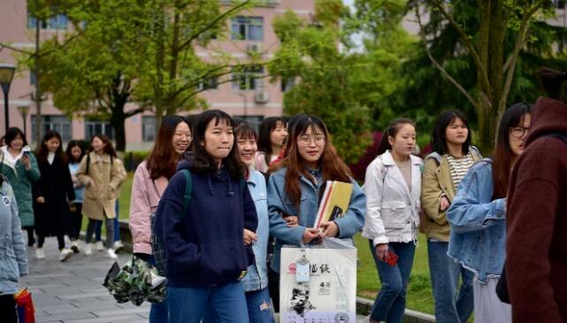 南京大学回应网传贫困生网上炫富怎么回事？一边大笔花钱一边领贫困补助