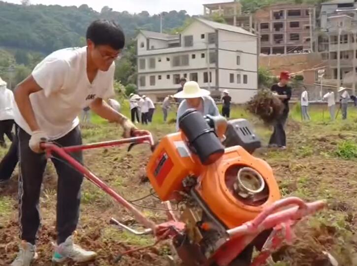 男生卖力宣传母校被吐槽是招生减章是怎么回事?