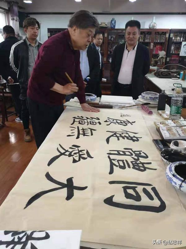赵忠祥回应卖字画，一平尺收费1.5万元，会继续写下去