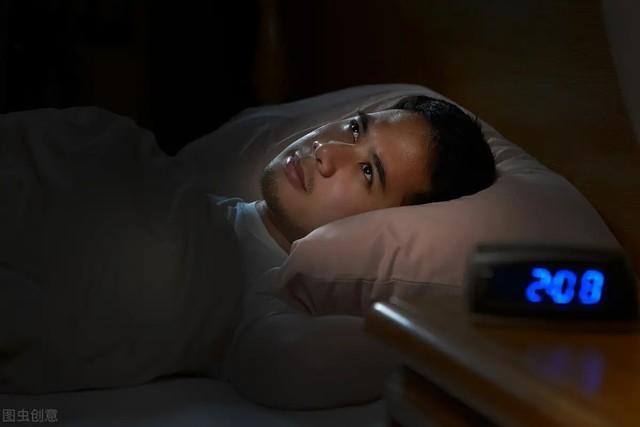 近7成晚睡是因为手机,晚睡的人要么有个手机