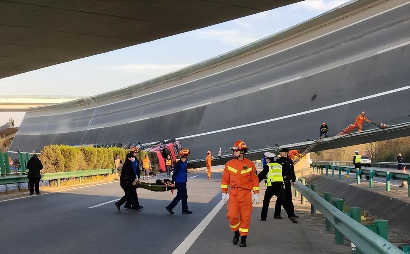湖北桥梁侧翻致4死事故报告,高架桥侧翻事故