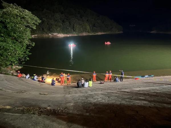 南京一女子水库玩桨板溺亡是怎么回事，关于南京两女子水库溺亡的新消息。