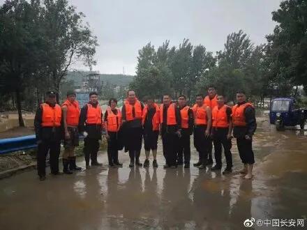民警洪流中逆行山顶救下老人是怎么回事，关于民警勇救51名群众被洪水冲走的新消息。