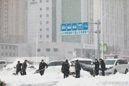 积雪破纪录,内蒙古居民战雪 东北大暴雪来袭