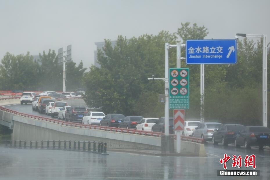 郑州暴雨来袭是怎么回事，关于郑州暴雨来袭瞬间的新消息。