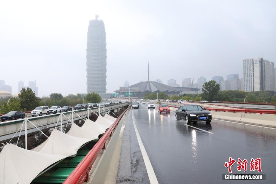 郑州暴雨来袭是怎么回事，关于郑州暴雨来袭瞬间的新消息。