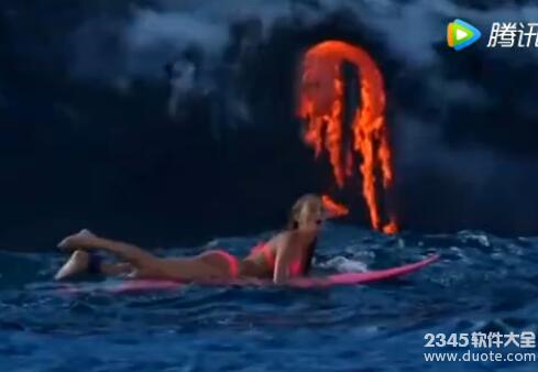 惊险！美女探险者在火山口冲浪 网友：玩命的节奏【视频】