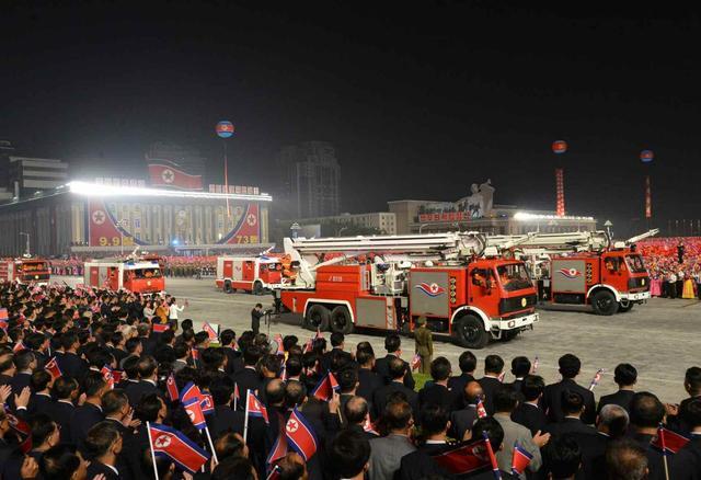 朝鲜举行建国73周年阅兵式 朝鲜国庆73周年阅兵式高清完整版