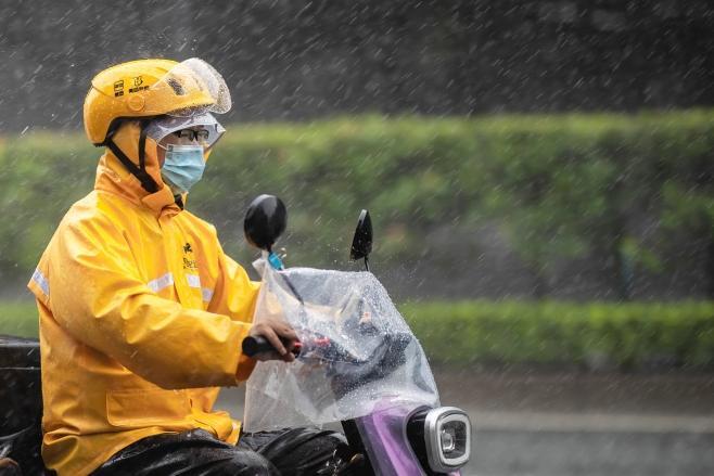 广州 雷雨大风是怎么回事，关于广州雷雨大风橙色预警的新消息。