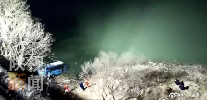 上海一公交失控坠河是怎么回事，关于武汉公交坠河事件的新消息。