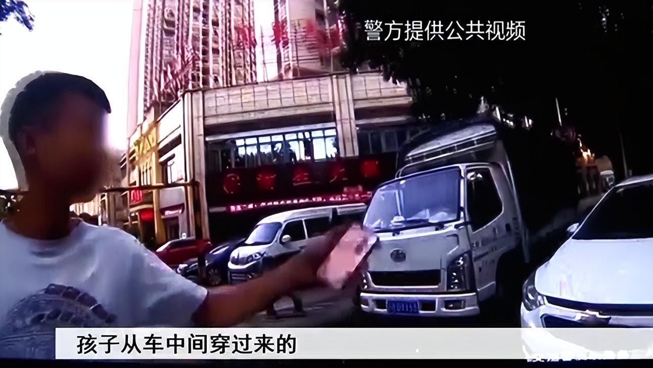 妈妈独自过马路3岁女儿被卷车底是怎么回事，关于小男孩和妈妈过马路被车撞的新消息。