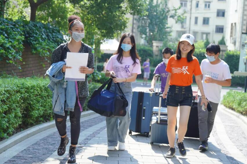 教体局回应学校要新生自带床板,校长回应让学生自带床板入学