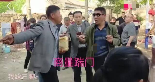 大衣哥朱之文家门被踹什么情况？踹门者直呼我该踹就踹他不敢管我