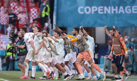 西班牙淘汰克罗地亚晋级欧洲杯8强 世界杯冠亚军同一天出局