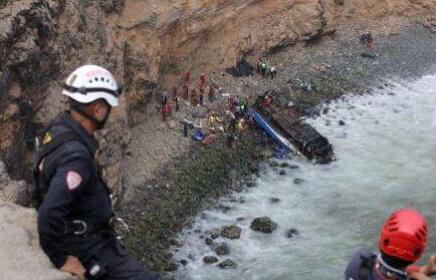 秘鲁大巴悬崖坠落，事故导致6人死亡，37人受伤