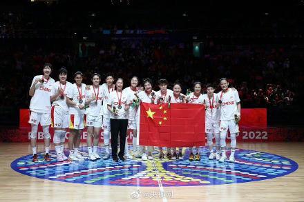郑薇当选2022女篮世界杯最佳教练,中国女篮主教练郑薇