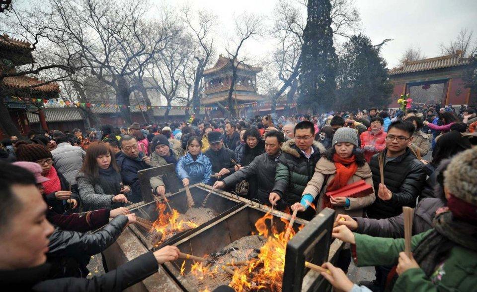 雍和宫门前市民彻夜排队抢头香,究竟是怎么一回事?