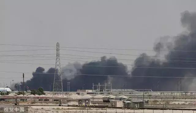 沙特削减近半产量,沙特阿美石油公司遭无人机袭击引发爆炸