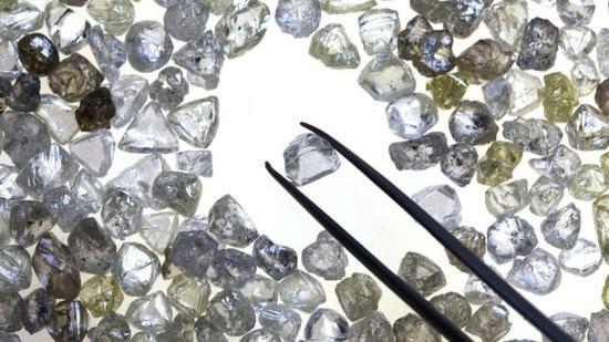 知名钻石品牌被迫降价5%，全球钻石供应过剩钻石要便宜了吗