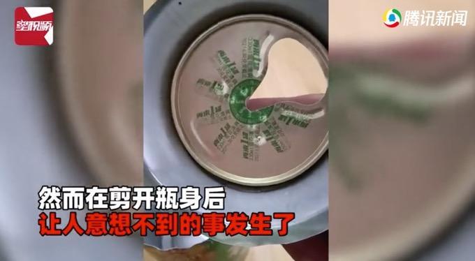 男子连拧7瓶饮料看是否中奖