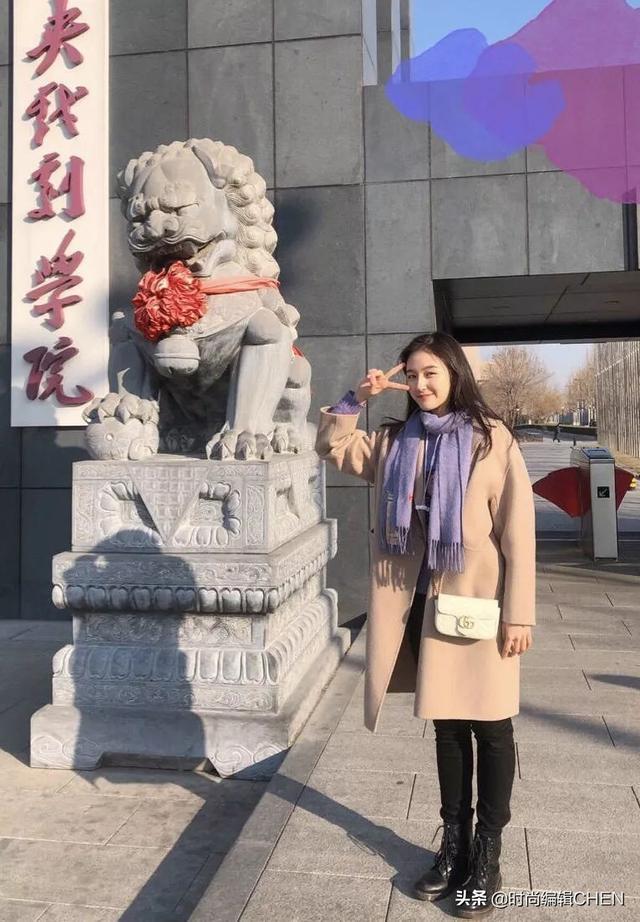 李兰迪做蛋糕，穿T恤烤蛋糕像邻家妹妹，侧颜清瘦美到认不出