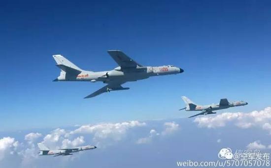 中国空军南海战巡 多机种参与黄岩岛等岛礁附近空域巡逻【高清大图】