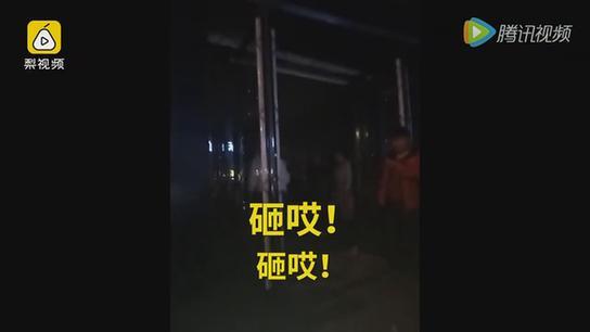 暴打小三千人围观 山东原配暴打小三惊动特警120现场【视频】