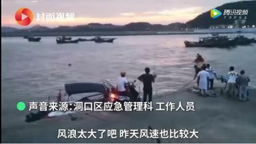 拍婚纱照被海浪卷走