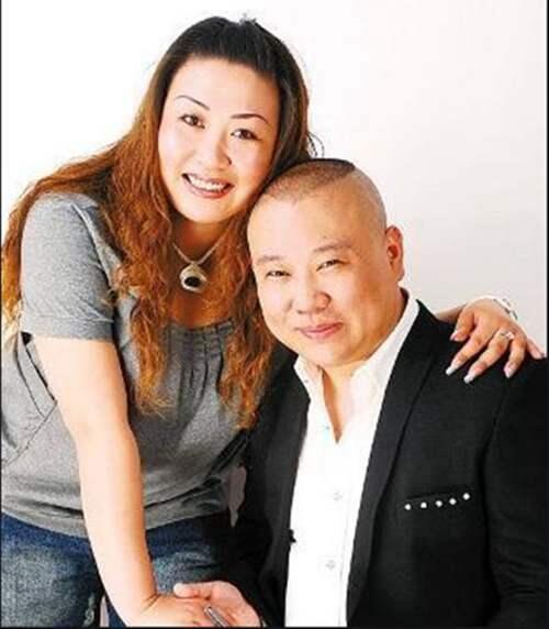 郭德纲妻子王惠曾为丈夫在后台给徒弟下跪 为郭麒麟婚后14年才生子 今戴万元围巾