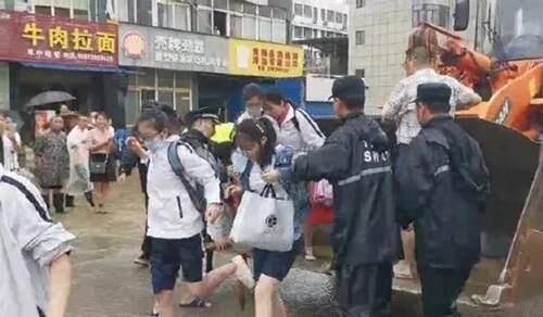 湖北黄梅近500名考生因暴雨被困